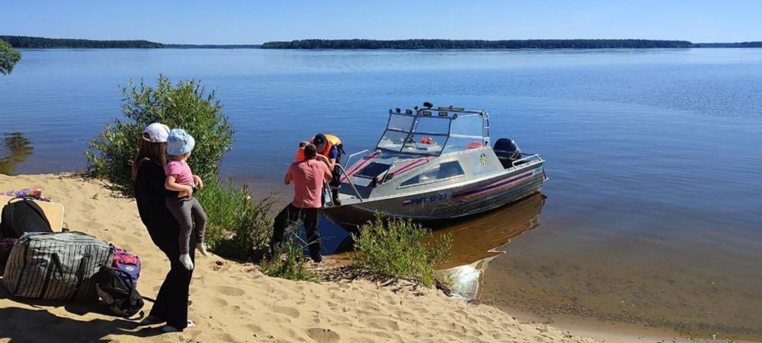 ⭕ЧП на воде 
 
🚣🏻 Сегодня спасатели 215-й пожарно-спасательной части #Мособлпожспас пришли на выручку семье, потерпевшей бедствие во время лодочной прогулки