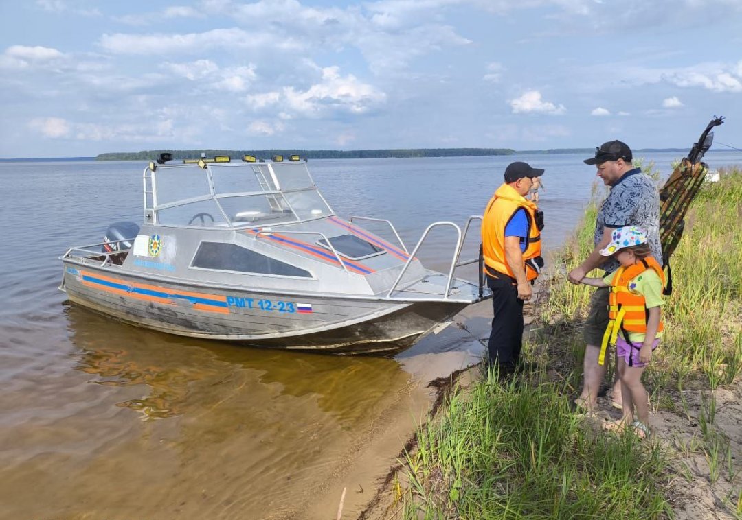 🚤В минувшее воскресенье спасатели ПСЧ-215 (с) #Мособлпожспас спасли мужчину с ребенком с острова на Иваньковском водохранилище